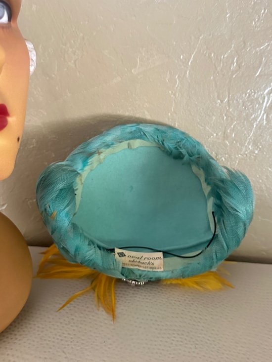 FESTIVE 1950s\' AQUA/GOLD FEATHER COCKTAIL HAT + BROOCH main image 9